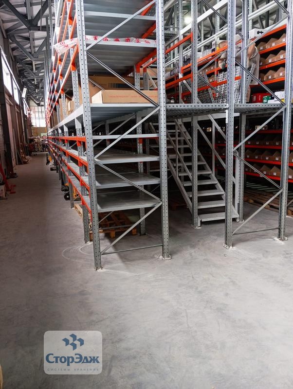 Лестница на мезонин.